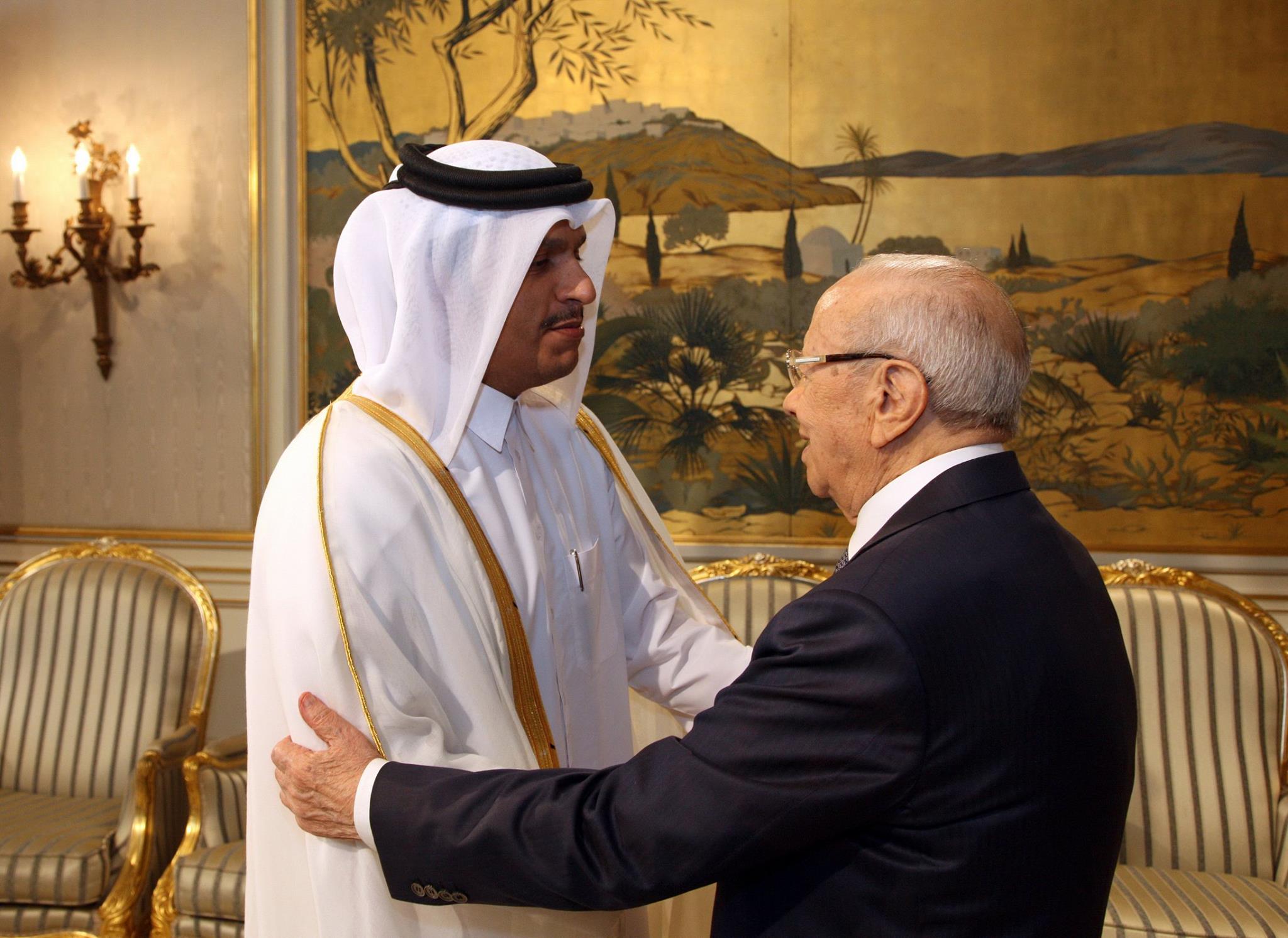 صورة تجمع رئيس الجمهورية التونسية الباجي القايد السبسي مع وزير الخارجية القطري 
