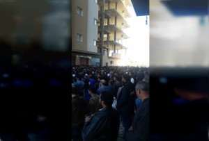 ازدحام شديد أمام المصرف التجاري الوطني بمدينة الزاوية 30 مارس 2016 ( الانترنت )