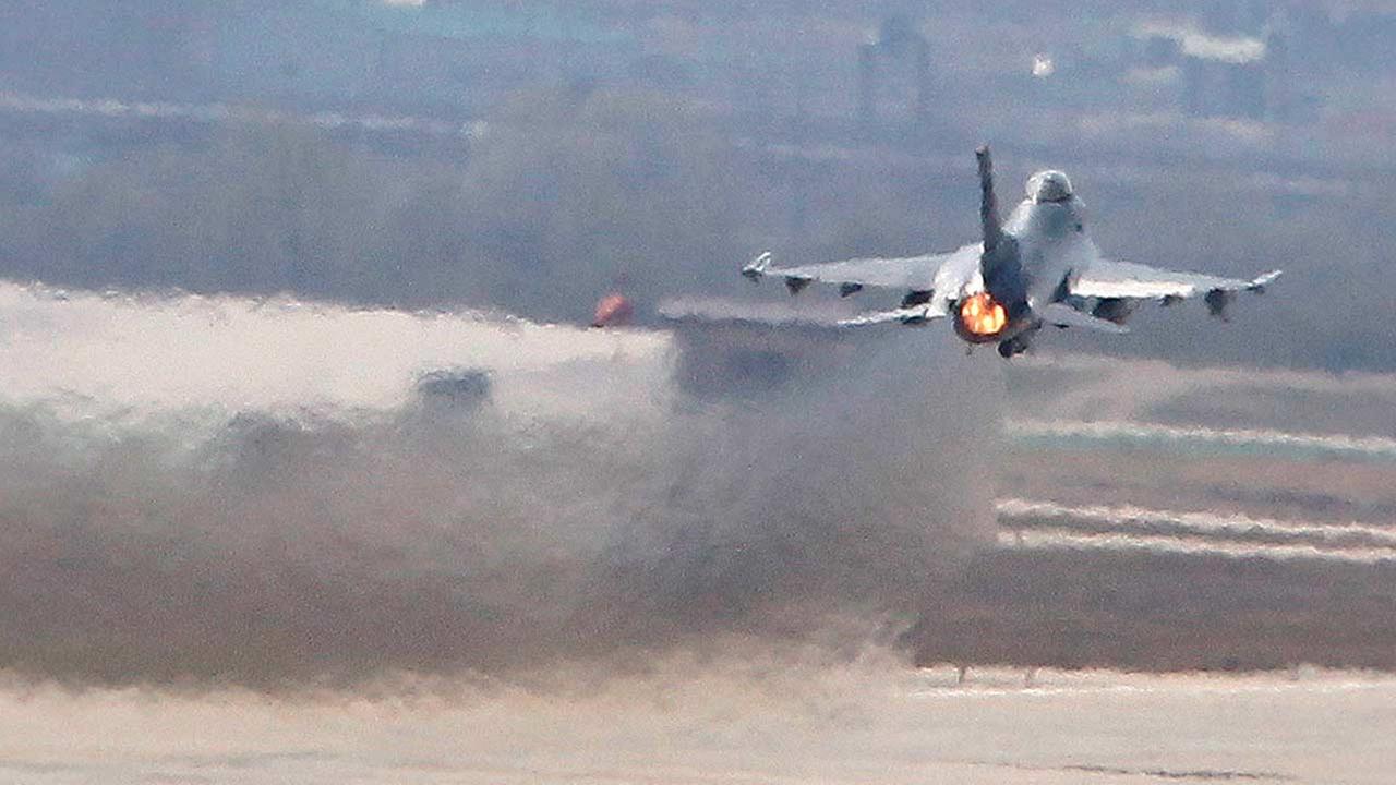 طائرة امريكية تقلع من قاعدة باجرام الجوية في أفغانستان