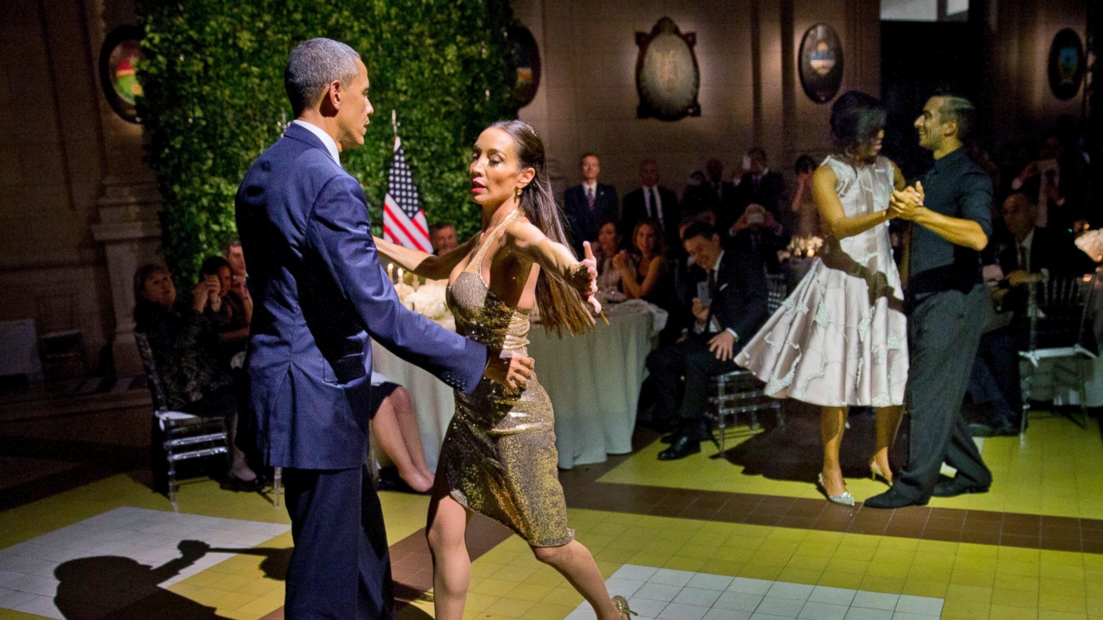 الرئيس الأمريكي باراك أوباما التانقو مع راقصة ارجنتينية