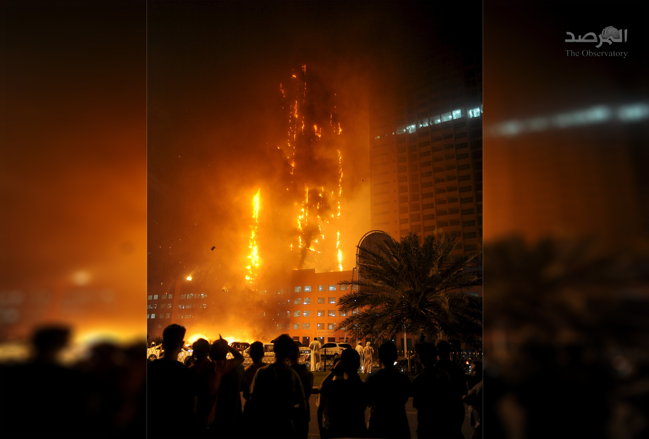 صورة من مكان قريب للحريق الذي اصاب البرج بمدينة دبي