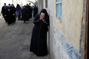 سيدة مصرية تبكي نجلها في الشارع بعد ورود نبأ ذبحه في مدينة سرت ( فبراير 2015 )