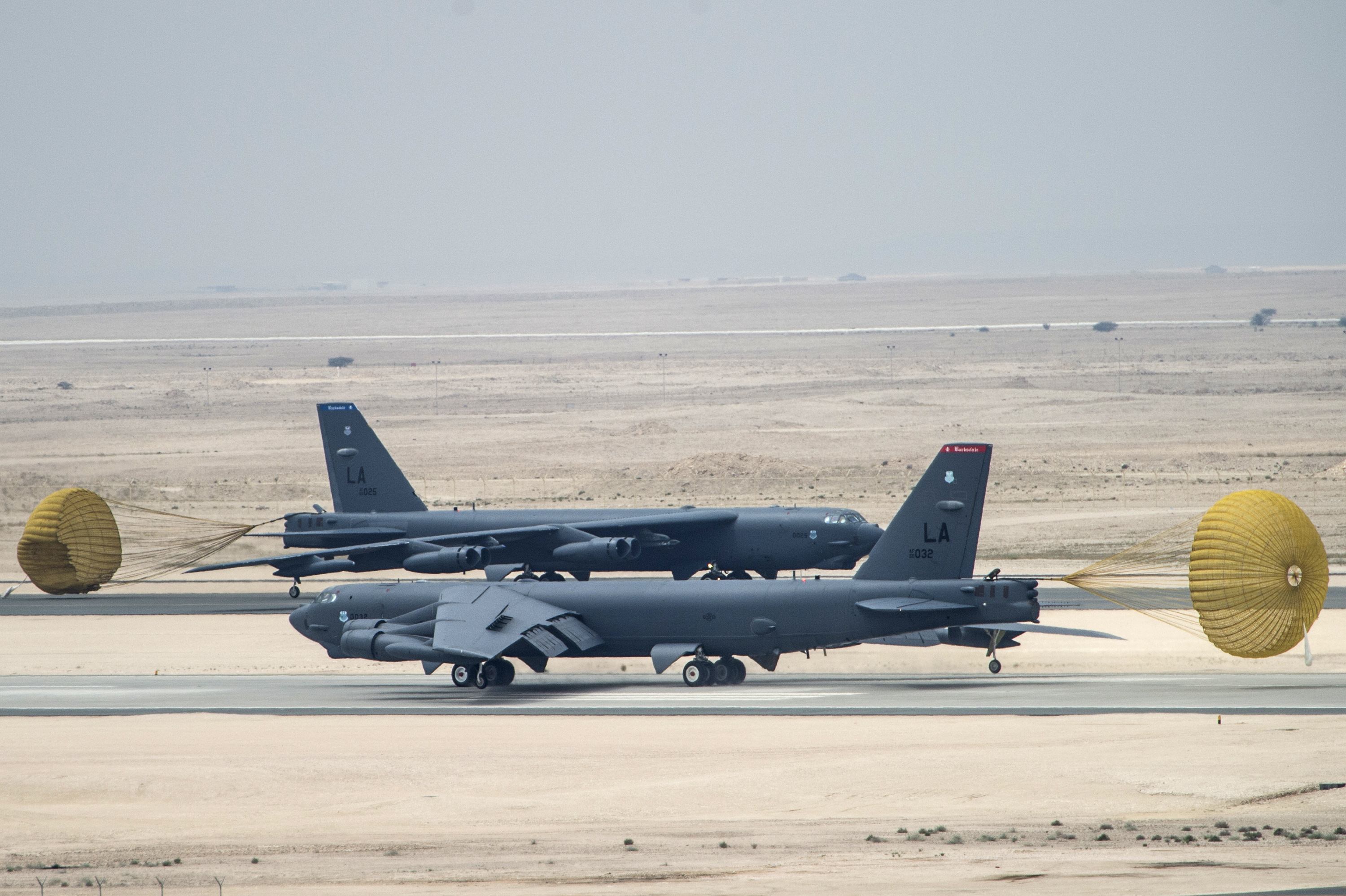 طائرتين B-52 بالقاعدة الامريكية بدولة قطر