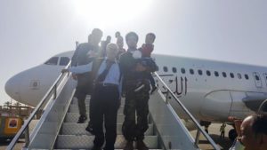 الطفل عبدالفتاح العوامي بعد وصوله إلى مطار امعيتيقة - 9 مايو 2016