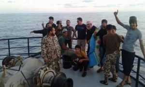 صورة لمجموعة " كلفه " أثناء توجههم يوم 10 يونيو 2016 بحراً من درنة إلى مصراتة 