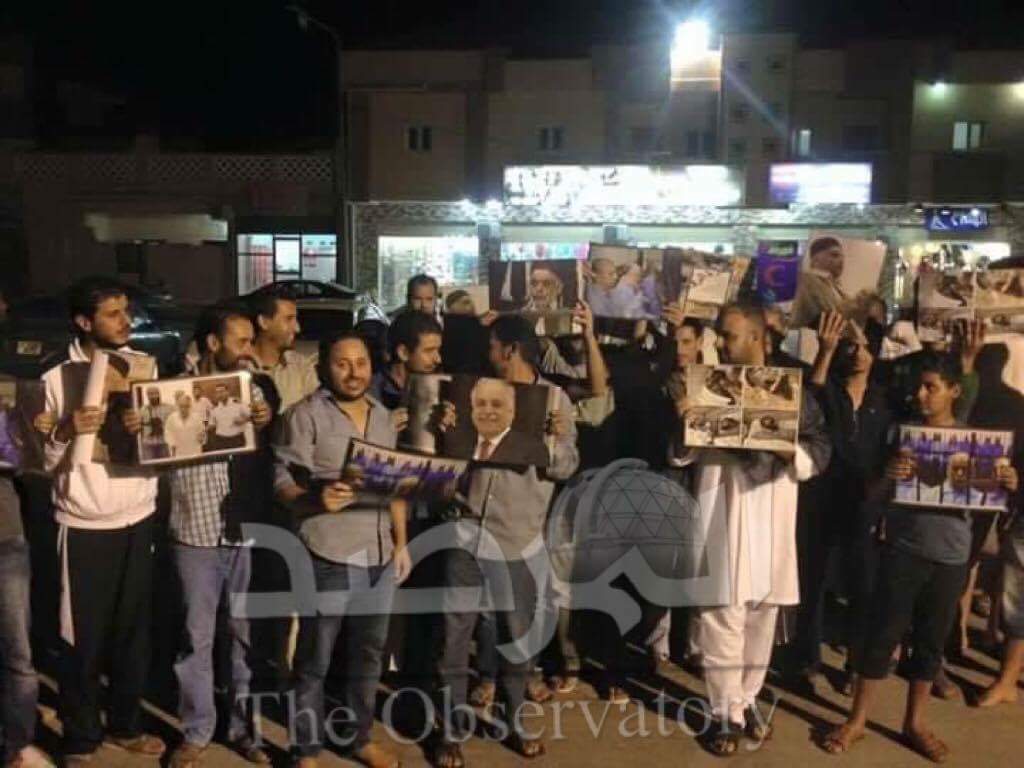 محتجون يرفعون صور رئيس الوزراء الاسبق البغدادي المحمودي و صور بعض السجناء الاخرين و سجناء الرويمي المقتولين - الجميل 24 يونيو 2016 ( المرصد )