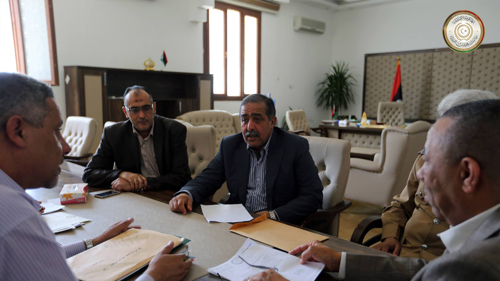 جانب من الاجتماع المغلق برئاسة الوزراء بمدينة البيضاء