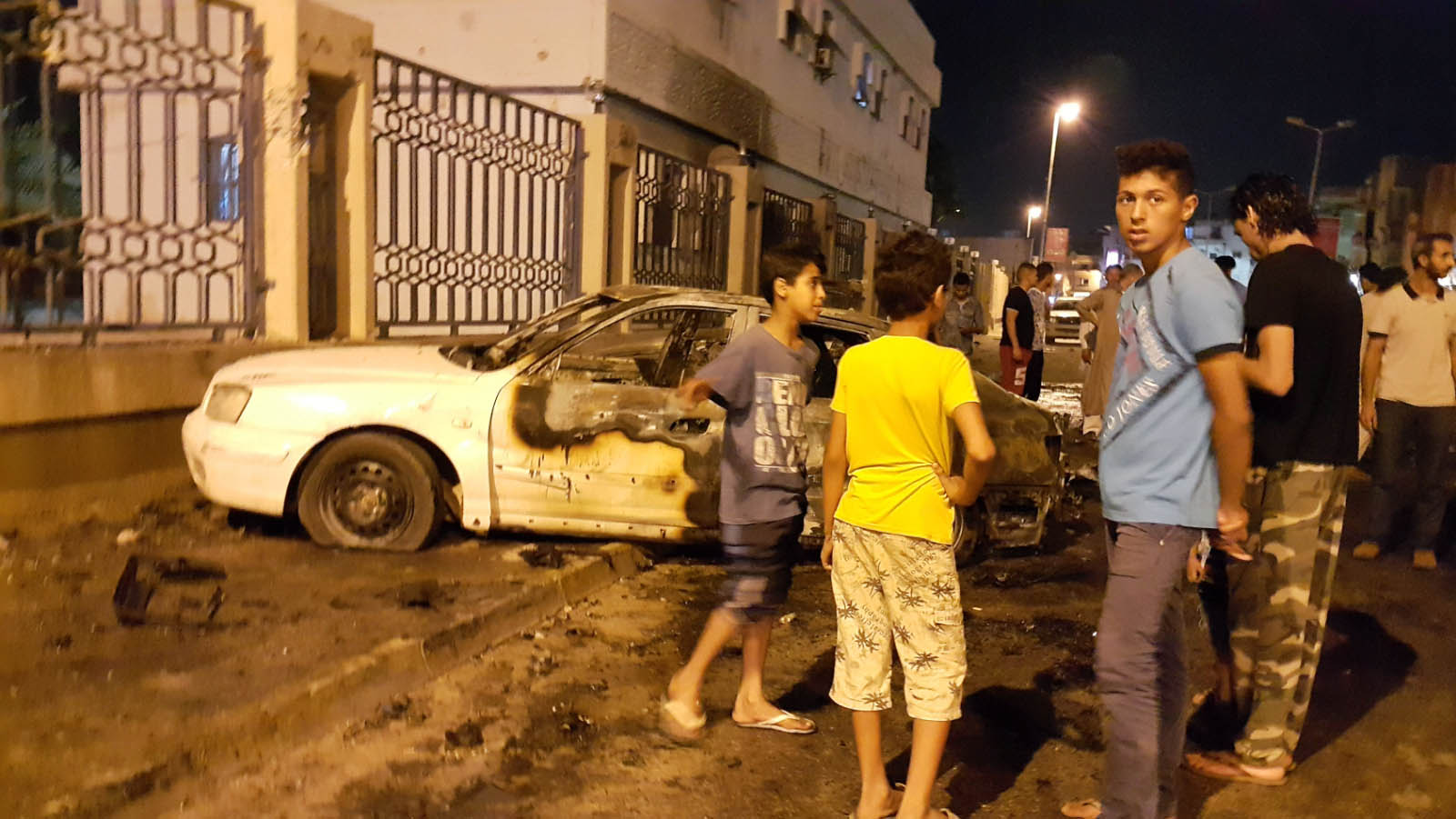 صورة للسيارة التى انفجرت امام مركز بنغازي الطبي
