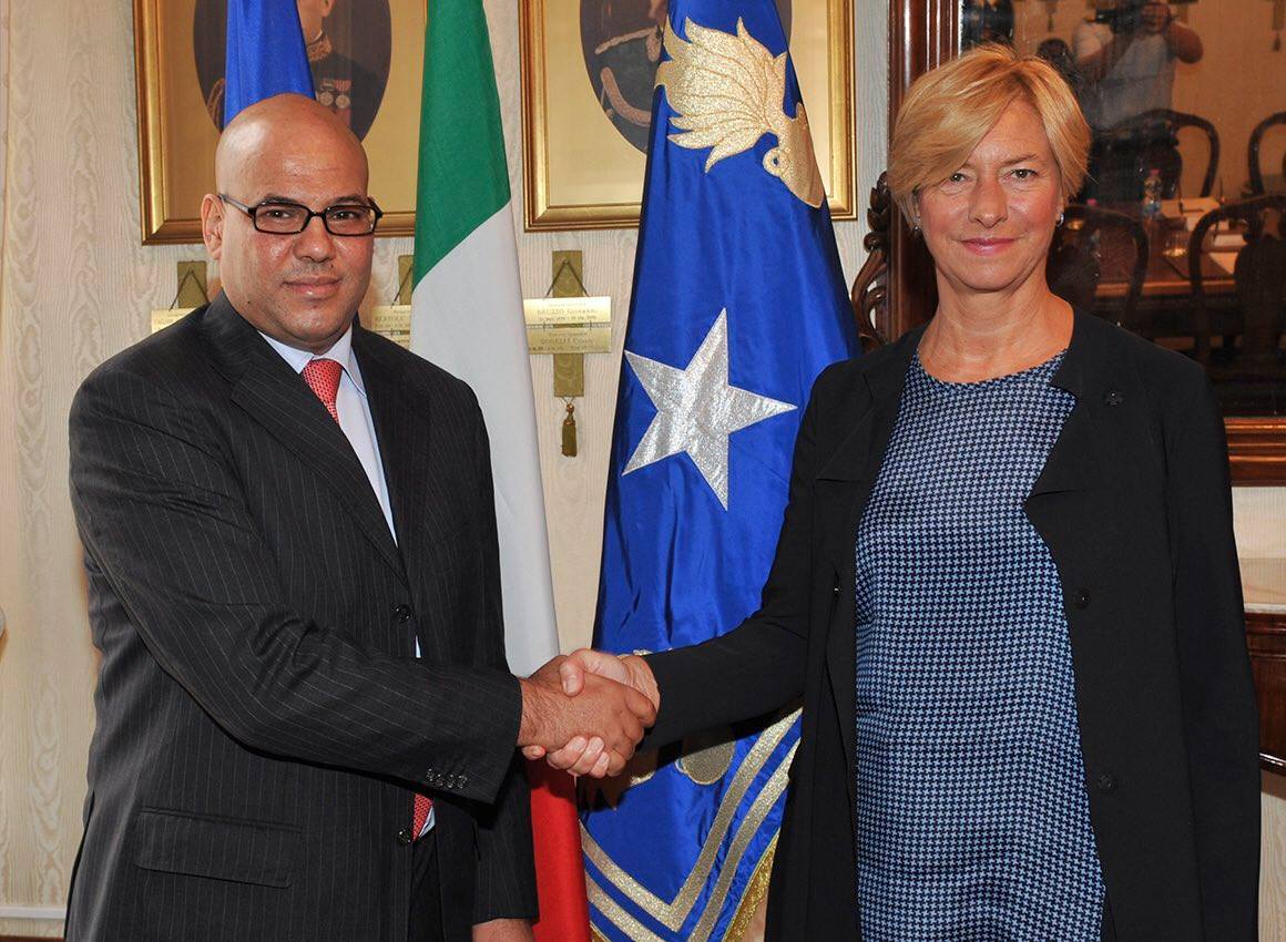 صورة تجمع عضو المجلس الرئاسي فتحي المجبري مع وزيرة الدفاع الايطالية