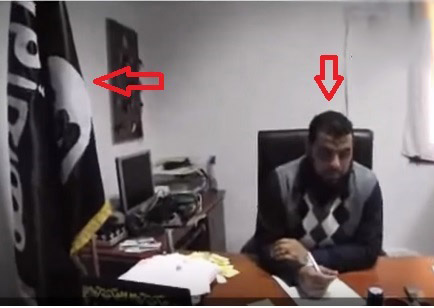 عمار الصيد فى مكتبه بمقر فرع اللجنة الأمنية العليا فى سرت بعد إنضمامه لتنظيم انصار الشريعة الإرهابي - يوليو 2013 