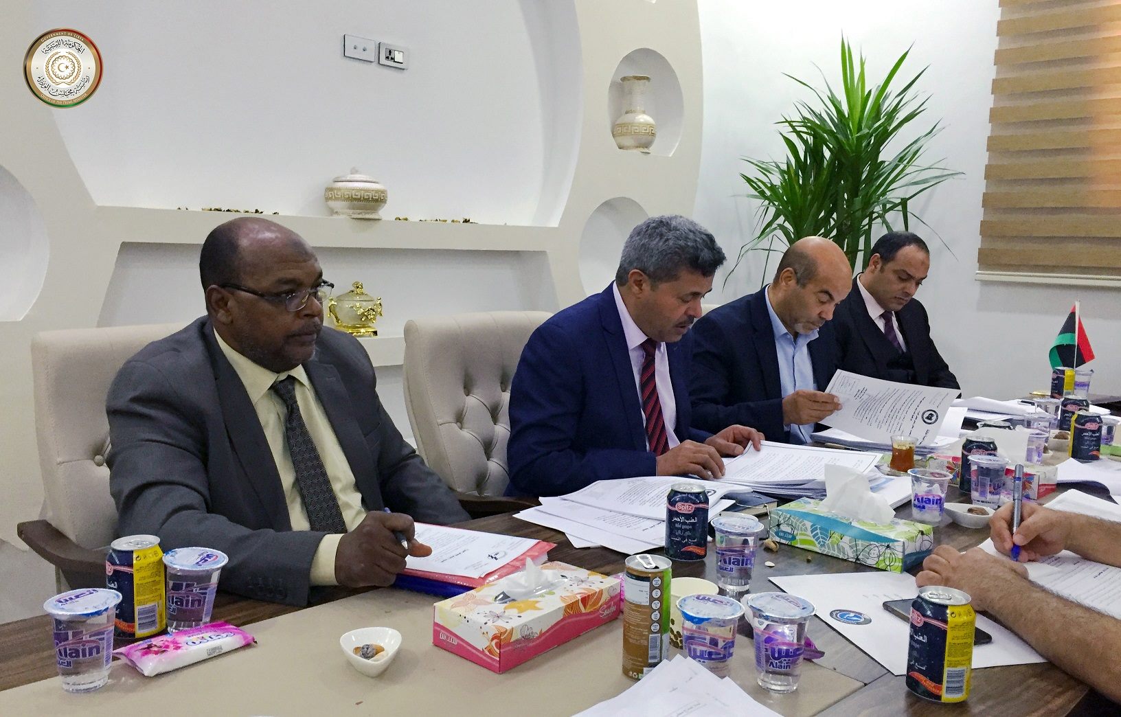 جانب من اجتماع الحكومة المؤقتة بديوان رئاسة الوزراء في مدينة البيضاء