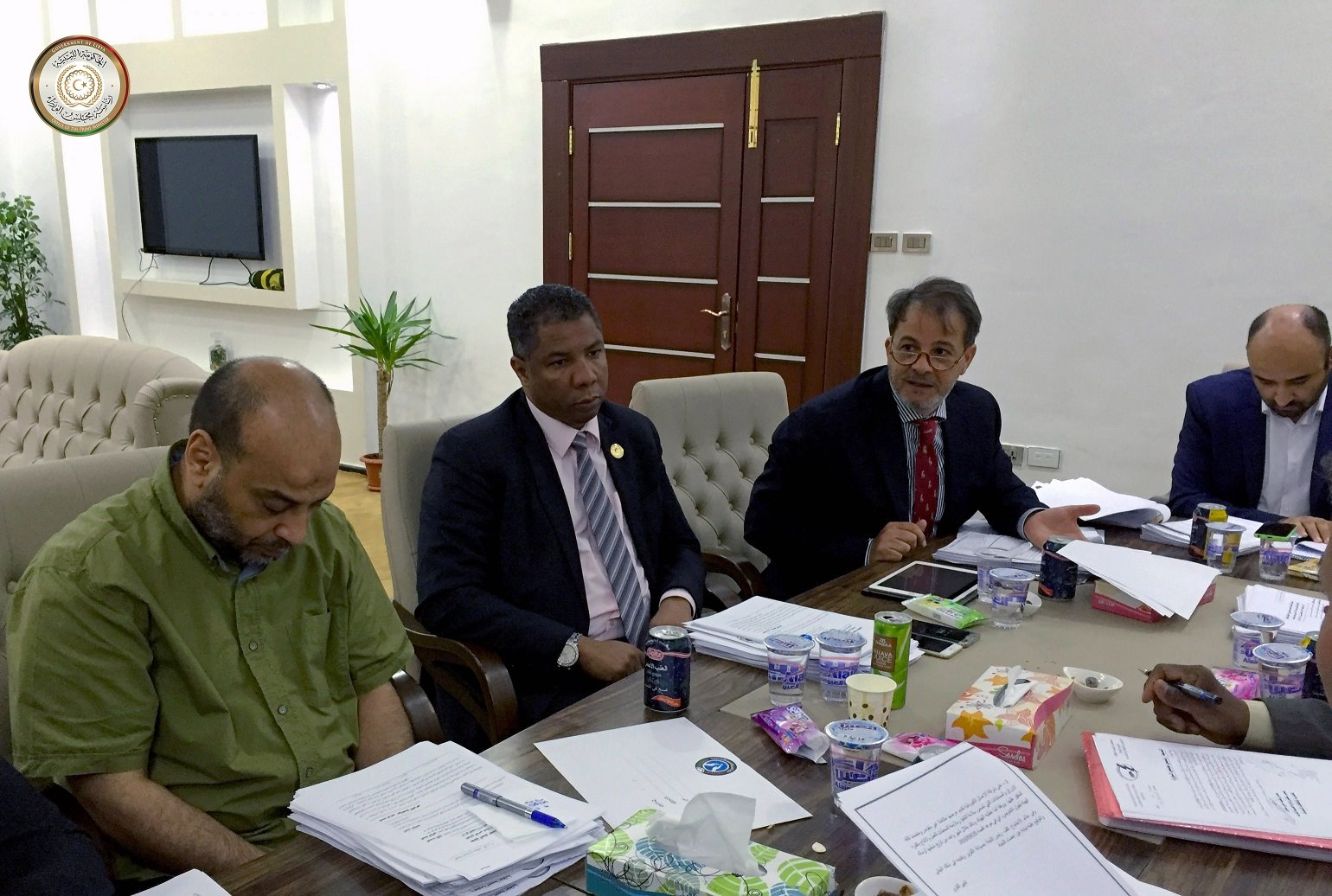 جانب من اجتماع الحكومة المؤقتة بديوان رئاسة الوزراء في مدينة البيضاء