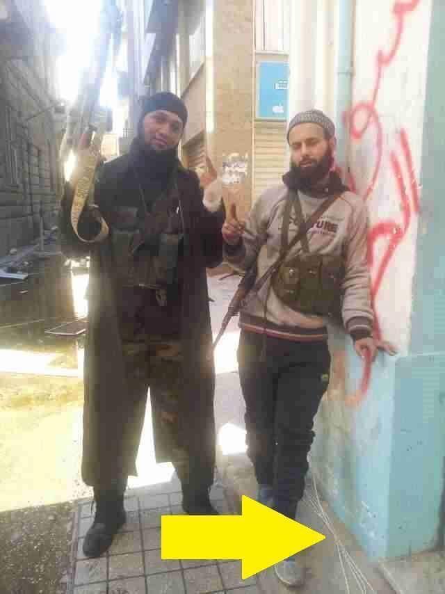 علي العدولي يساراً على يمين السهم اسلاك تفجير عبوات ناسفة - سوق الحوت - بنغازي