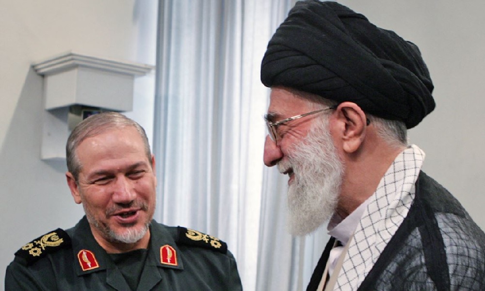 يمين خامنئي - يسار يحي رحيم صفوي : ارشيفية