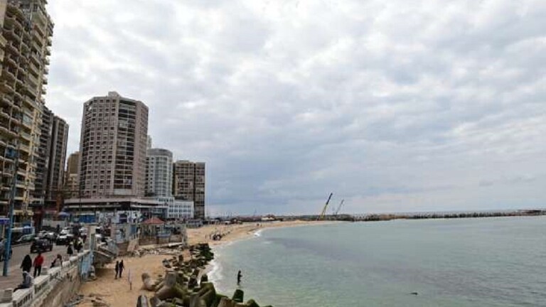 مسؤول مصري: انحسار مياه البحر المتوسط في الإسكندرية مرتبط بزلزال تركيا (صور)