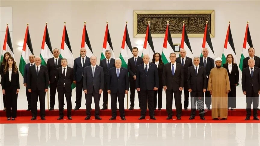 The government of Muhammad Mustafa is sworn in before the Palestinian President