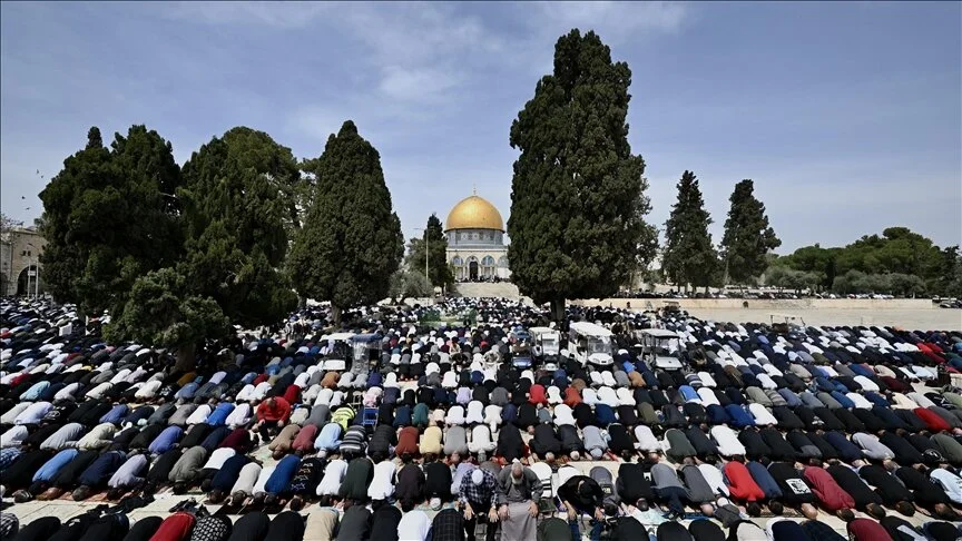 125 thousand Palestinians pray the third Friday of Ramadan at Al-Aqsa