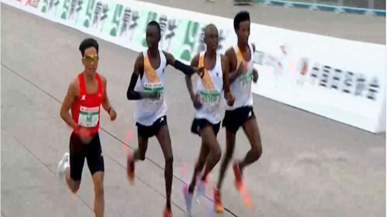 The first decision of the Beijing Half Marathon organizers after 3 African runners deliberately slowed down to award the victory to a Chinese star.