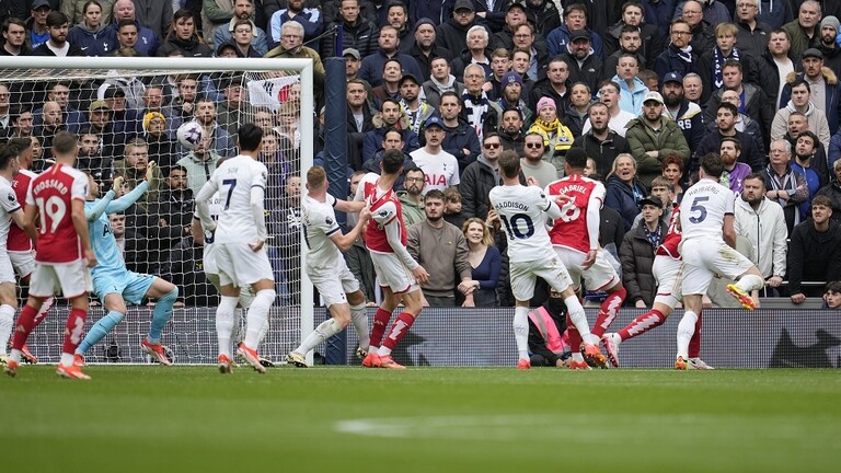 Arsenal defeats Tottenham in the London derby and takes the lead