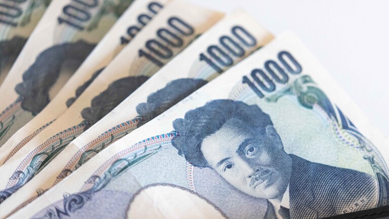 The Japanese yen rises after its lowest level in 34 years