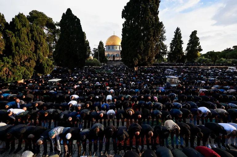 60 thousand Palestinians hold Eid al-Fitr prayers in Al-Aqsa without celebration