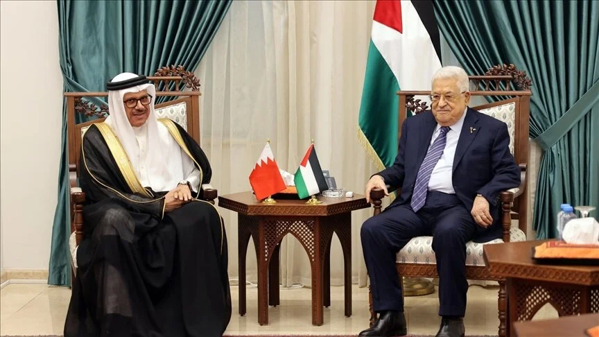 Abbas discusses with the Bahraini Foreign Minister developments in the Palestinian issue