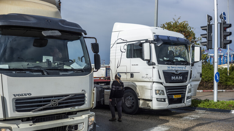 Gaza authorities: Israeli forces prevented about 3,000 support vans from coming into the Strip inside 13 days