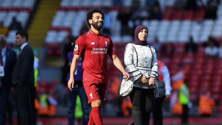 On the farewell evening… a shot of an “emotional embrace” between the Klopp and Salah households raises controversy