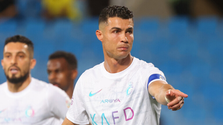 Ronaldo surprises an Arab star by asking for his shirt