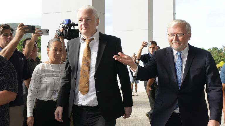 Assange arrives on the island of Saipan to finish the cope with the American authorities