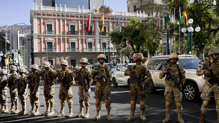 Bolivia: Navy surrounds authorities buildings, authorities discuss a coup try