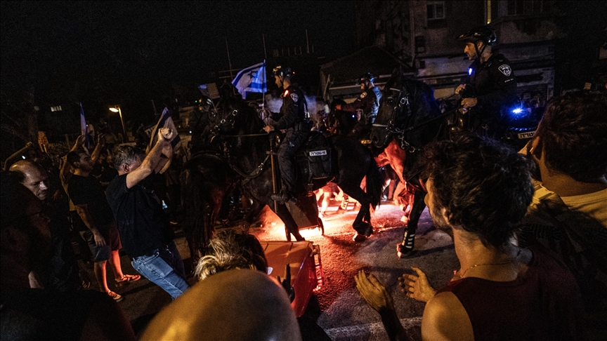 Israeli police suppress protesters in Tel Aviv