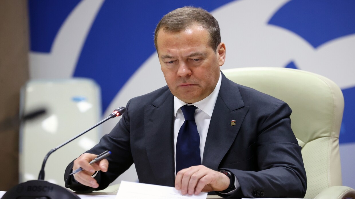 Medvedev: Russian tanks capable of reaching Berlin in response to the appearance of their German counterparts in Kursk