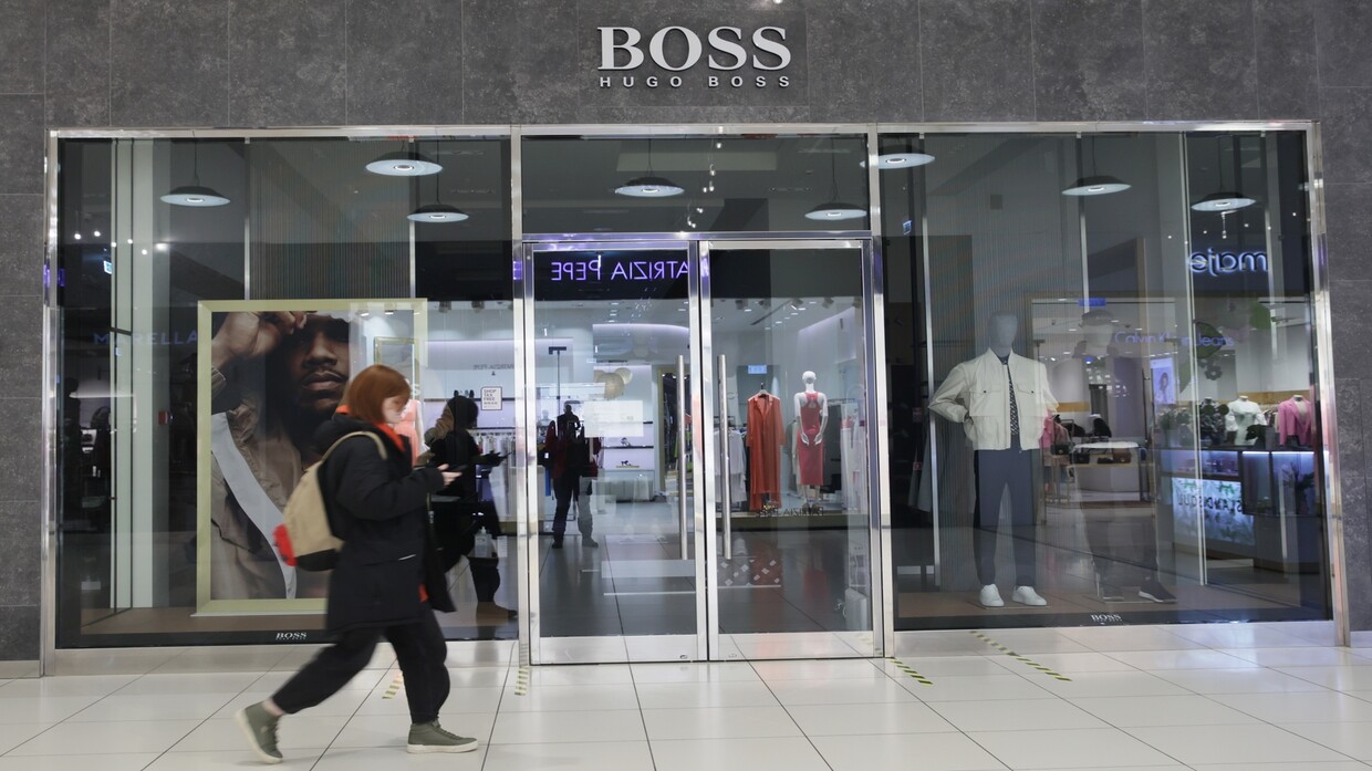 Western stores reopen in Russia