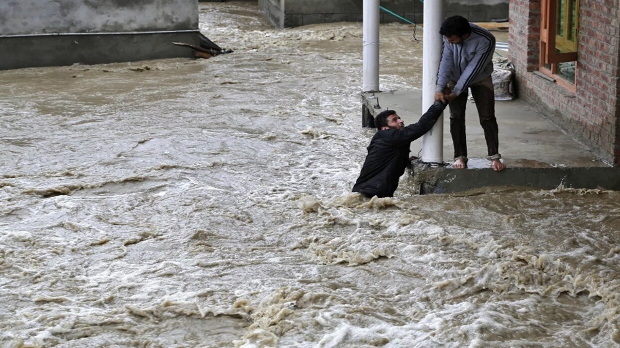 Yemen: Two women and a child killed, 26 others missing after water barrier collapses