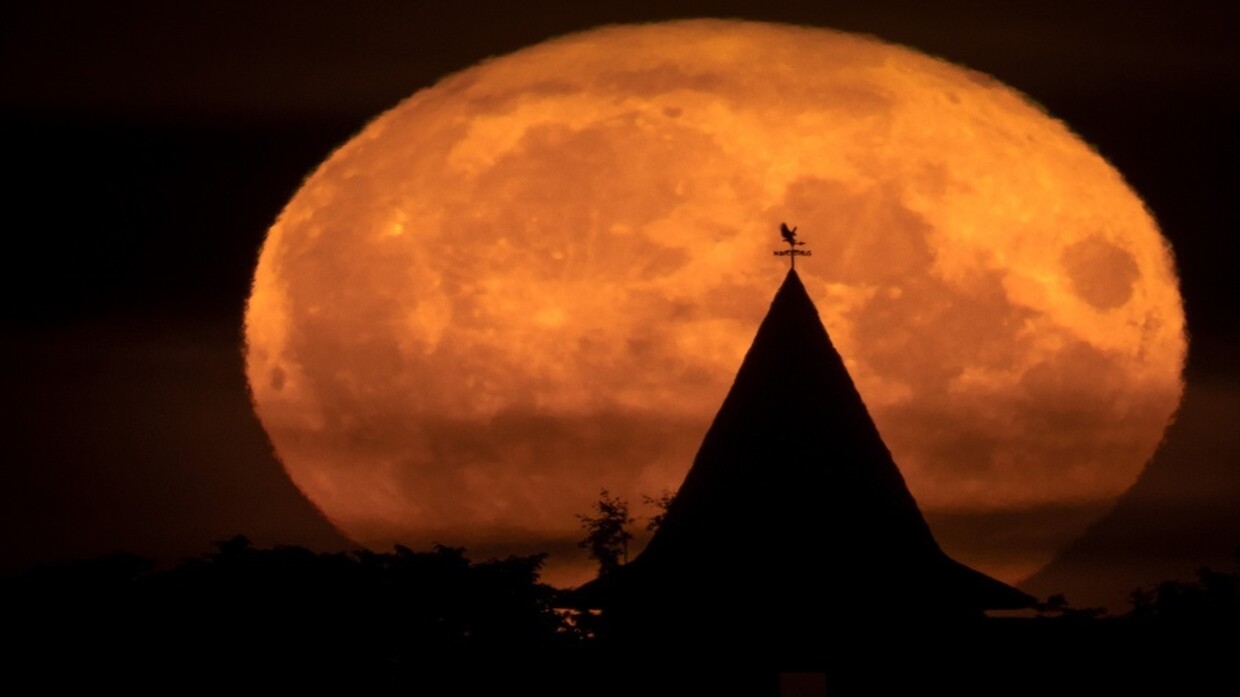 The best time to observe the giant moon with the naked eye