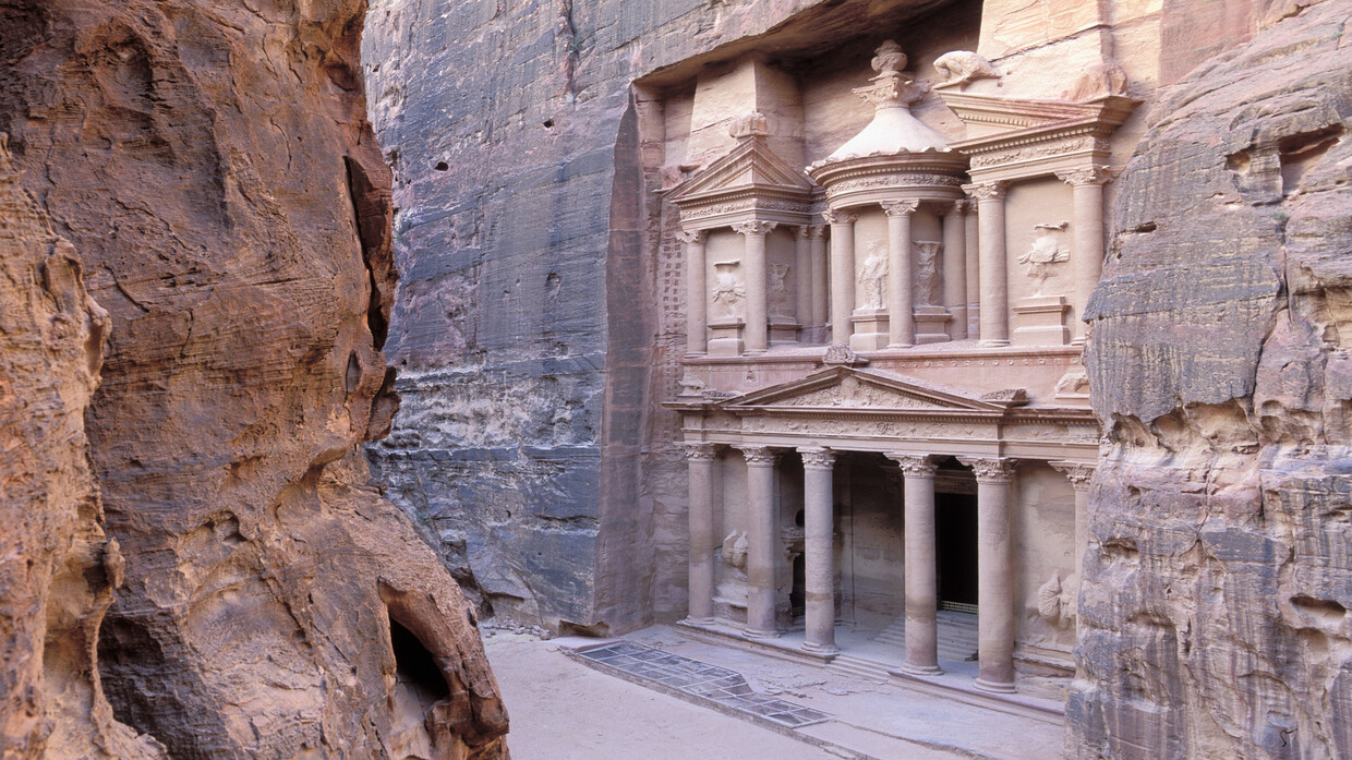 “An extremely rare discovery.” A tomb found under Petra holds many secrets