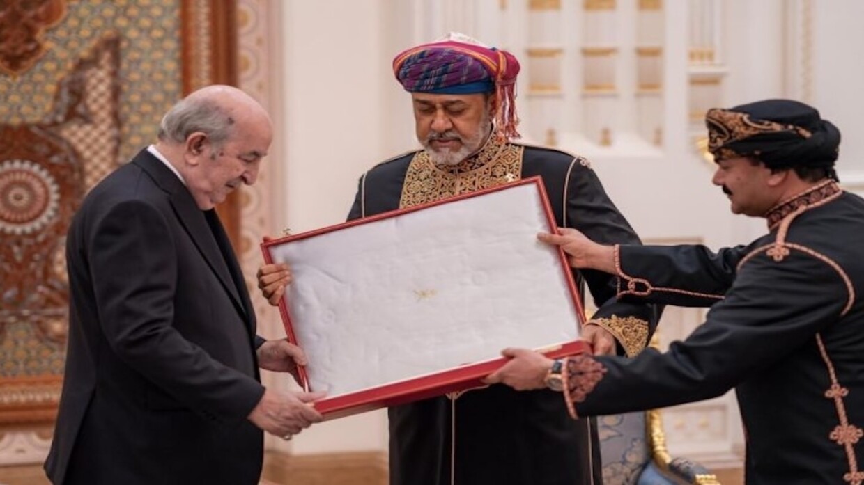 The Sultan of Oman and the Algerian President exchange medals and gifts