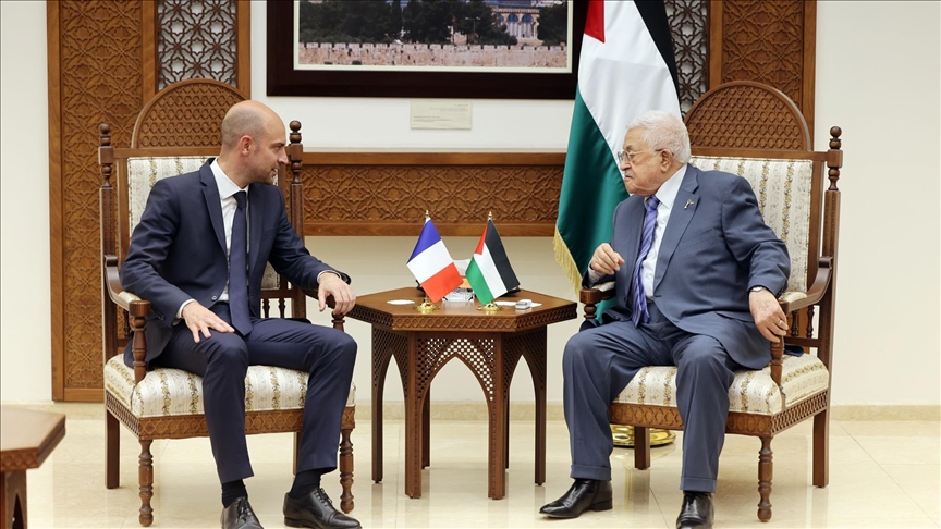 Abbas discusses with the French Foreign Minister the war of genocide against Gaza