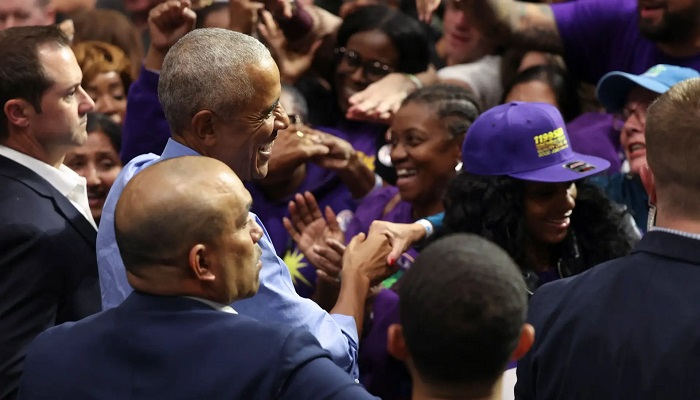 في ظهور مفاجئ.. أوباما يحتفل بانتصارات الثلاثاء