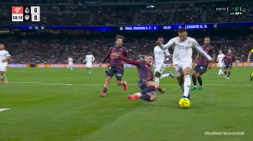 خطأ تحكيمي كارثي.. جدل حول ركلة جزاء ريال مدريد ضد ليفانتي