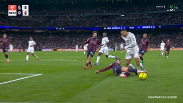 خطأ تحكيمي كارثي.. جدل حول ركلة جزاء ريال مدريد ضد ليفانتي