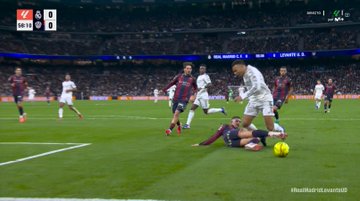 خطأ تحكيمي كارثي.. جدل حول ركلة جزاء ريال مدريد ضد ليفانتي