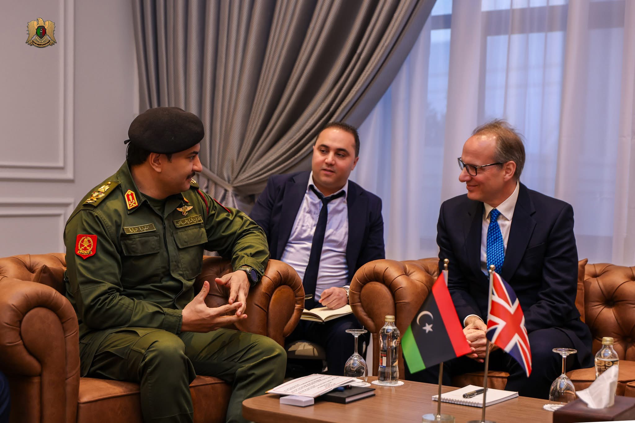 لقاء في القيادة العامة بين الفريق صدام حفتر وسفير بريطانيا لبحث التطورات والتعاون الثنائي