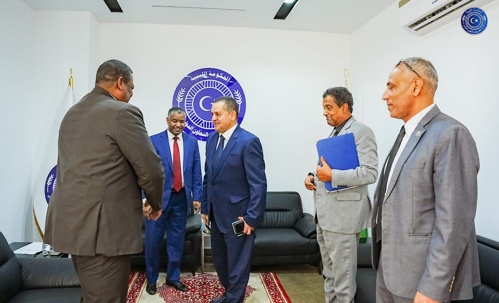 الحويج يستقبل قنصل السودان ويبحث تنظيم امتحانات الثانوية لـ2000 طالب في بنغازي