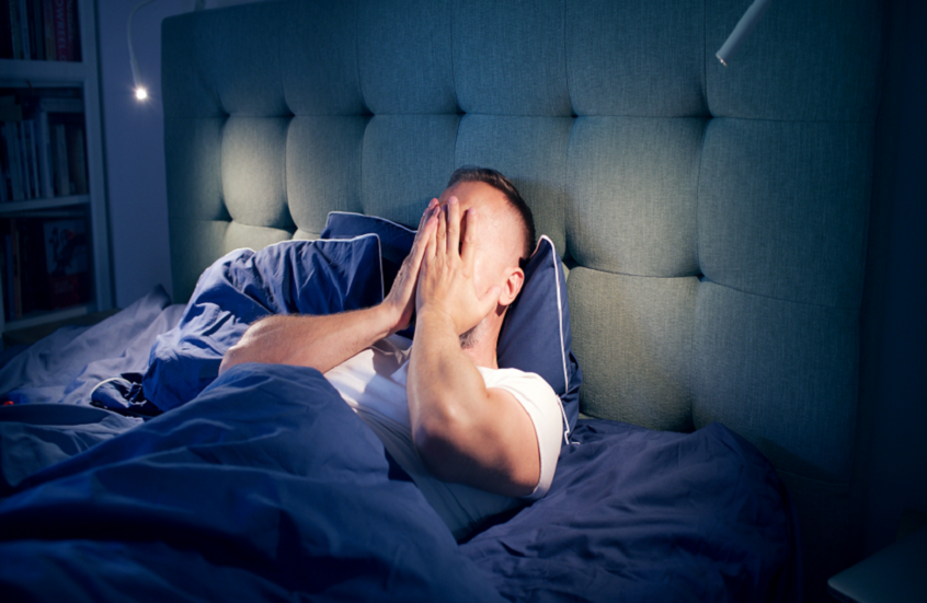 خطأ بسيط يرتكبه الكثيرون عند الاستيقاظ ليلا يفاقم الأرق
