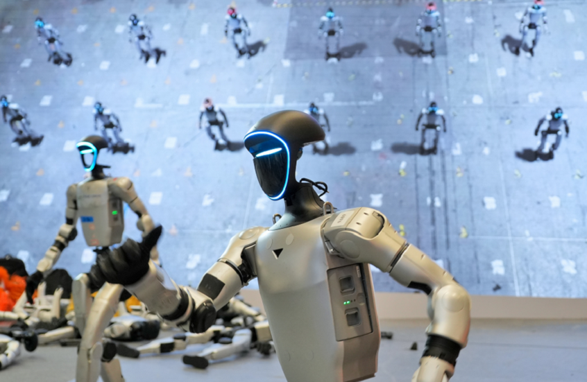 لحظة صادمة.. روبوت يخرج عن السيطرة ويصفع طفلا على وجهه