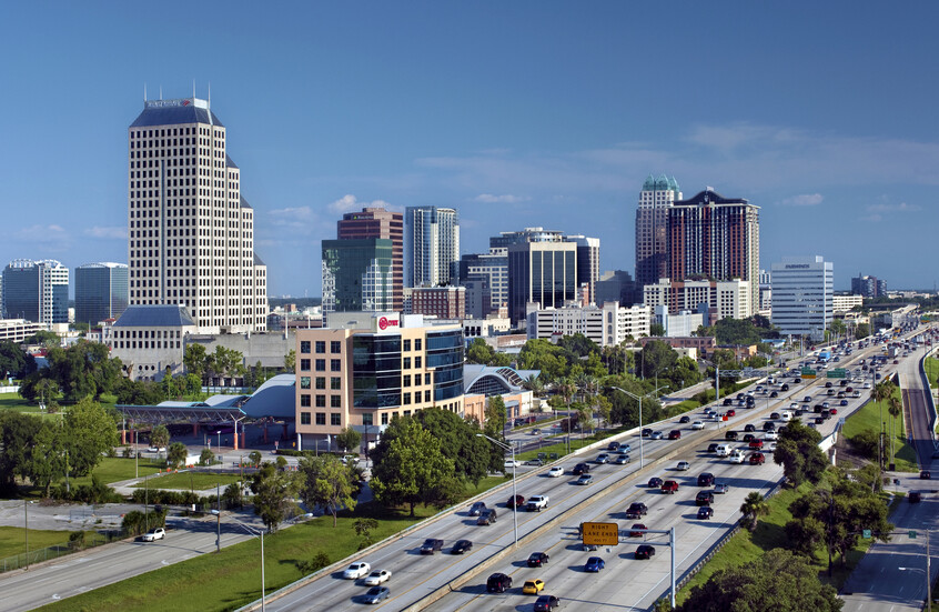 “صواريخ” على الطريق السريع ترعب سكان ولاية فلوريدا الأمريكية (صور)