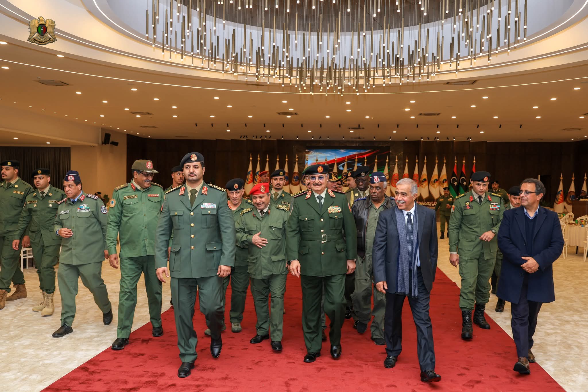 المشير حفتر يشارك ضباط القوات المسلحة مأدبة إفطار ويؤكد ضرورة الحفاظ على أعلى درجات الجاهزية العسكرية