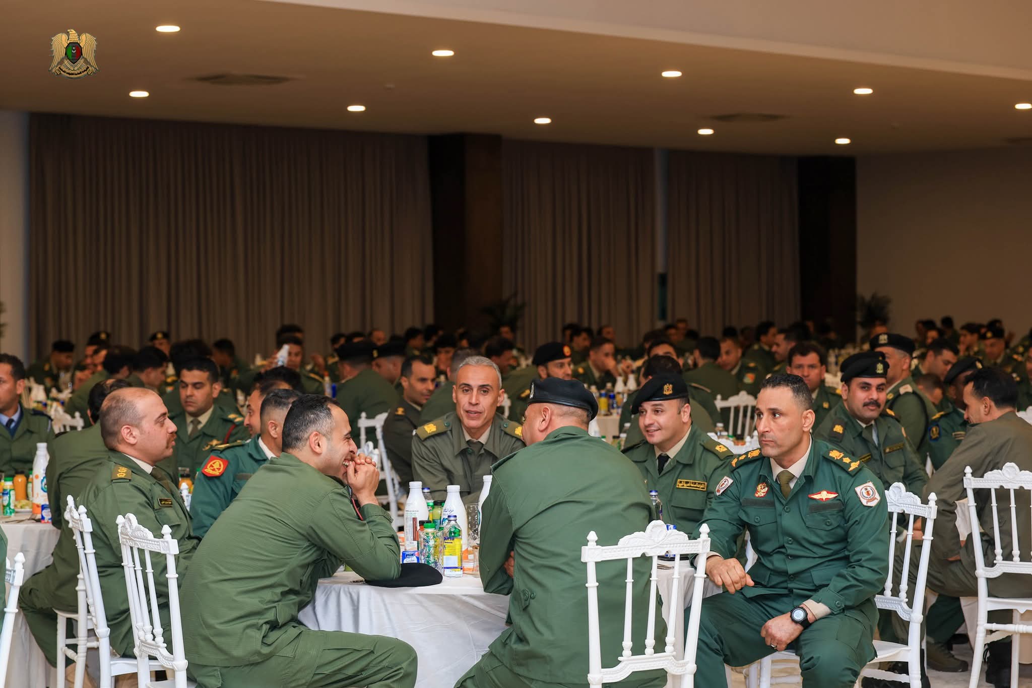 المشير حفتر يشارك ضباط القوات المسلحة مأدبة إفطار ويؤكد ضرورة الحفاظ على أعلى درجات الجاهزية العسكرية